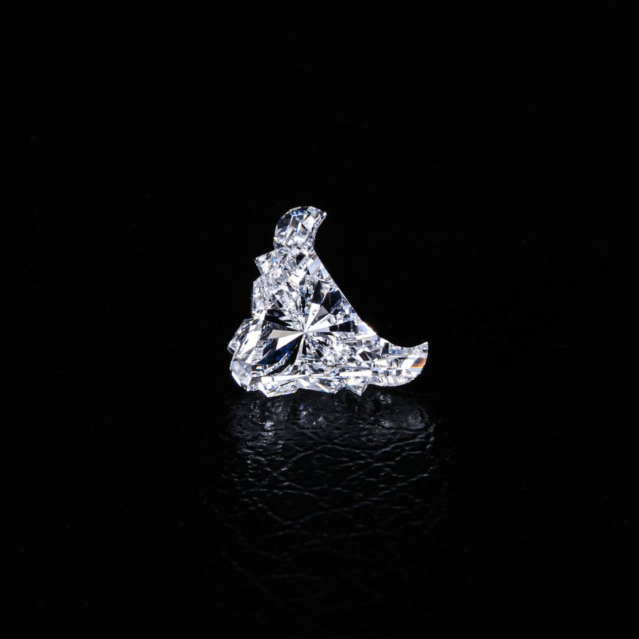 Heart-shaped diamond, reflecting